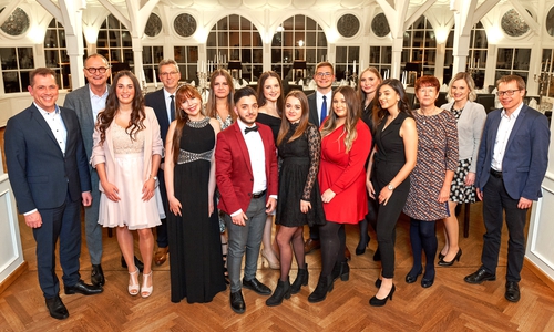 Dirk Flindt (Personalrat), Jürgen Twardzik (Vorstandsvorsitzender), Malina Jackmann, Andreas Stamme (Regionaldirektor Hildesheim Land), Nina Hoffmann, Adelina Rakhimzynova, Adrian Mustafa, Linda Taubert, Angelika Borisov, Tim Stache, Annetta Pilis, Tessa Haase, Basak Ari, Petra Nachtwey (Personalbetreuung und -entwicklung), Simone Kohlhoff (Ausbildungsleisterin), Jens Hartmann (Bereichsdirektor Personal) (v. li.); Denise Froese, Vivian Möller und Florian Laue konnten an dem Treffen leider nicht teilnehmen.