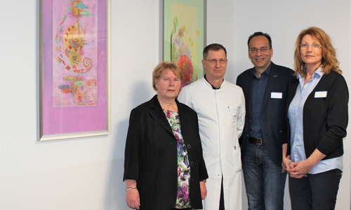 Spendenübergabe im Klinikum (von links): Hobbymalerin Ria Lemke, Dr. Thomas Jungbluth, Chefarzt der Klinik für Allgemein- und Viszeralchirurgie, Dr. Akhil Chandra, Medizinischer Direktor, Hanne Hansen-Bartelt, Mitglied des Beirates des Fördervereins des Klinikums Wolfsburg.