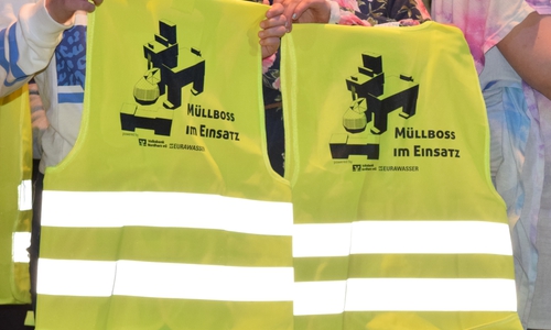 Das Maskottchen "Müllboss" stärkt den fleißigen Sammlerinnen und Sammlern den Rücken.