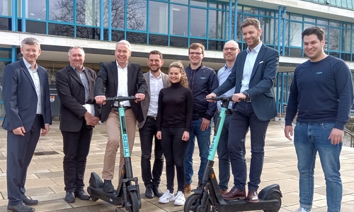 Erster Stadtrat Dennis Weilmann (zweiter von rechts) und Stadtbaurat Kai-Uwe Hirschheide (dritter von links) präsentierten die Elektro-Tretroller.