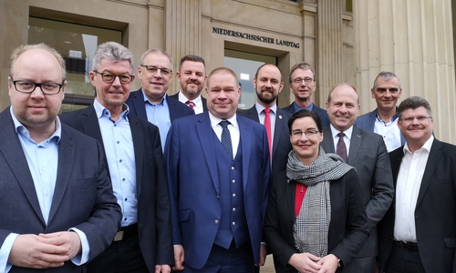 Die Landtagsabgeordneten Koch und Domeier mit den Hauptverwaltungsbeamten vor dem Landtag.