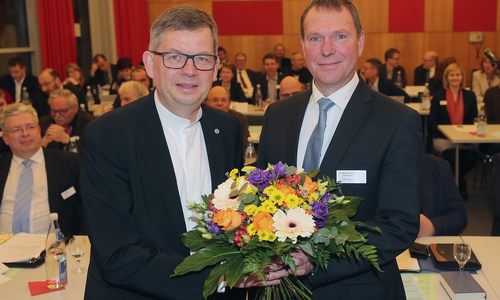 Landesbischof Dr. Christoph Meyns (links) gratuliert Dr. Peter Abramowski zur erfolgreichen Wahl. 