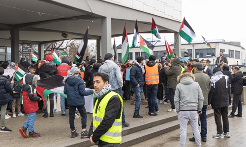 Etwa hundert Personen demonstrierten vor dem Rathaus in Lebenstedt.
