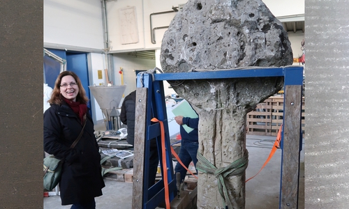Die Leiterin des Historischen Museums Schloss Gifhorn Birthe Lehnberg freut sich über den Fortschritt bei der Restaurierung.