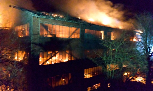 Das ehemalige Industriegebäude im Liebenburger Ortsteil Othfresen stand über alle Etagen im Vollbrand.