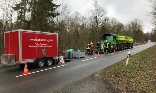 Der LKW hatte offenbar an mehreren Stellen große Mengen Öl verloren. 