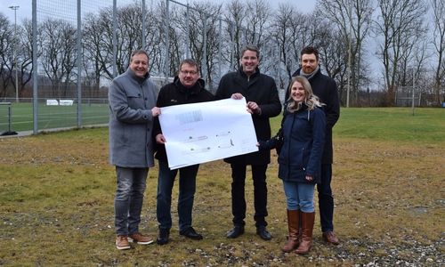 Oliver Heinrich, Betriebsleiter des Goslarer Gebäude Managements (von links), Maik Noack, Geschäftsführer der gleichnamigen Firma, Oberbürgermeister Dr. Oliver Junk, Sachbearbeiterin Mara-Lena Macke sowie Sven Busse, Fachdienstleiter Bildung und Soziales zeigen die Pläne an dem Ort, an dem das neue Funktionsgebäude entstehen soll.