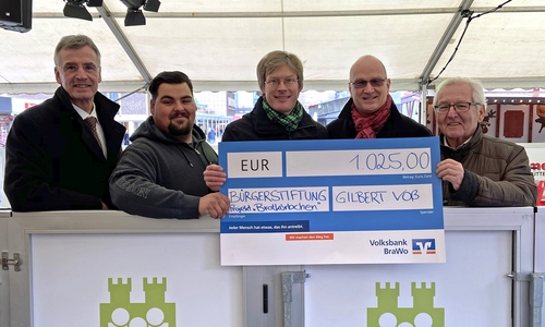 Von links: Manfred Hüller (Stellv. Vorstandsvorsitzender und Geschäftsführer Bürgerstiftung Wolfsburg), der Wolfsburger Schausteller Gilbert Voß, Dr. Tim Schumacher (Geschäftsführer VfL Wolfsburg), Frank Hitzschke (Citymanager WMG) und Dr. Udo-Willi Kögler (Vorstandsvorsitzender Bürgerstiftung Wolfsburg).
