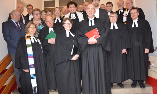 Pastorin Schliephake vorn Bildmitte mit Superintendent Dr Menke im Kreis von Kollegen und Kirchenvorstehern.