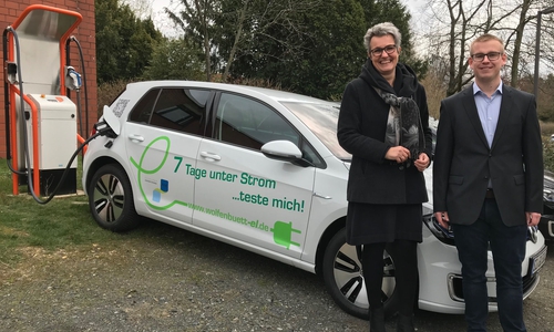 Dr. Ing. Sonja Machledt-Michael und Hauke Wischer, M.A., vom CEMO mit einem der Elektroautos, das Interessierte für eine Probewoche ausleihen können.   