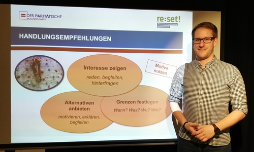 Sozialpädagoge Florian Kregel informierte Eltern und Großeltern über die Gefahren exzessiver Mediennutzung. 