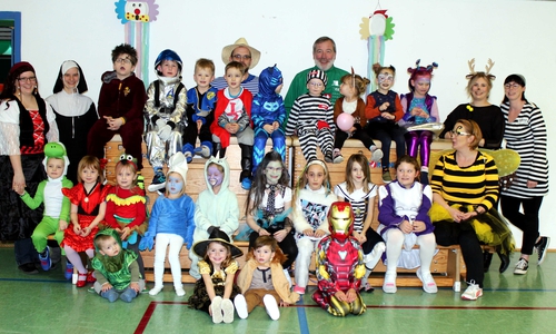 Mehrere Kinder und einige Helfer kamen zum Gruppenfoto zusammen.