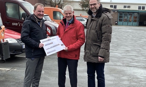 Betriebsleiter Dietrich Leptien, Oberbürgermeister Frank Klingebiel und Stadtbaurat Michael Tacke mit den Neubauplänen (v. li.).
