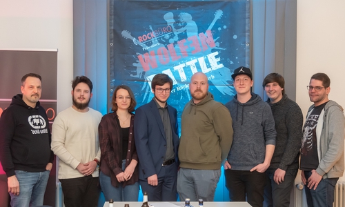 Christoph Thiem vom Rockbüro mit den Vertretern der Top 5 des diesjährigen WolfenBattle.