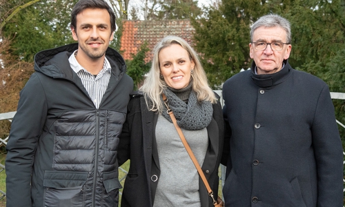 Die Enkel von Günther Wolfsohn, Eduardo und Andrea Wolfsohn aus Brasilien mit Bürgermeister Thomas Pink (rechts im Bild).