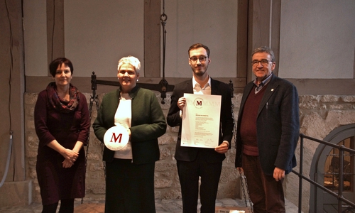 Die Leiterin des Kulturbüros Alexandra Hupp, die Leiterin des Museums Wolfenbüttel, Dr. Sandra Donner, der wissenschaftliche Mitarbeiter Sebastian Mönnich und Bürgermeister Thomas Pink mit dem Zertifikat und dem Gütesiegel.  