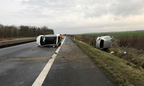 Die beiden Fahrzeuge überschlugen sich und blieben auf der Seite liegen.