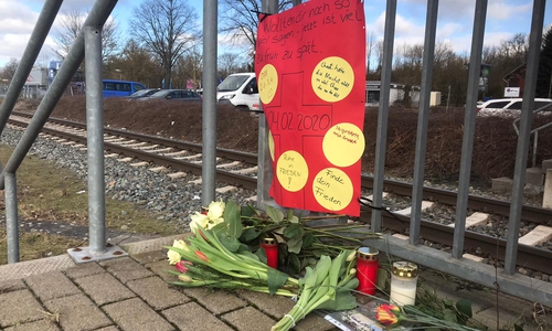 Freunde und Schulkameraden legten heute Blumen für den verunglückten 15-Jährigen nieder.