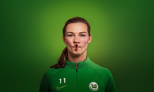 Alexandra Popp zeigt den 8er-Kussmund.