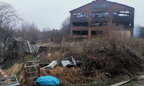 Die ausgebrannte Werkshalle ist stark einsturzgefährdet.