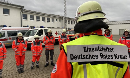 Die Teilnehmer des Lehrgangs beim Briefing mit dem Einsatzleiter. 