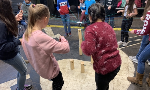 Die FünftklässlerInnen bewältigten gemeinsam das knifflige Fadenspiel.