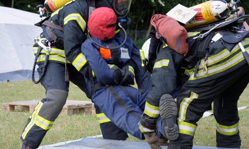 Beim Atemschutzgeräteträger-Wettkampf müssen die Teilnehmer Wissen, körperliche Fitness und Geschicklichkeit unter Beweis stellen.