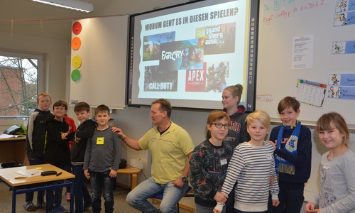 Zusammen mit Andreas Heilemann, Mitte, trainieren die Sickter Grundschüler Konflikte zu entschärfen.