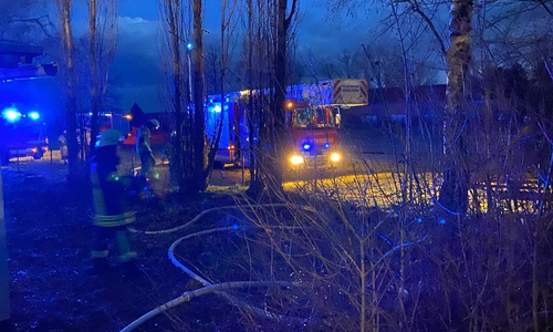 Die Feuerwehr Grasleben bei der Brandbekämpfung