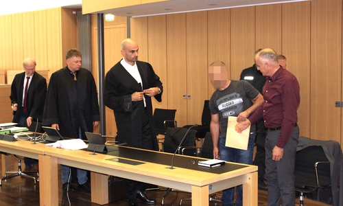 Der Angeklagte mit seinen drei Anwälten und dem Dolmetscher beim Prozessauftakt im August. 