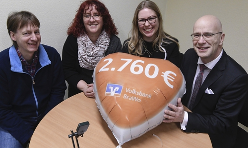 Matthias Meermann (Förderverein der Grundschule in der Südstadt/Kassierer), Bettina Richter (Schul-Sozialarbeiterin) und Roswitha Nordmann (Vorsitzende Förderverein der Grundschule in der Südstadt) freuen sich über die Spende von Stefan Honrath. 