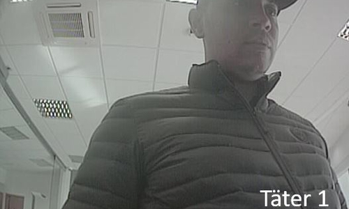 Einer der beiden Täter, die das Geld abgehoben haben.