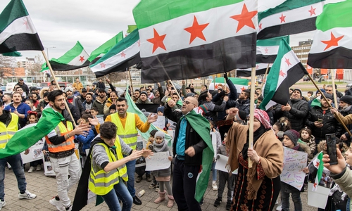 Etwa 150 bis 200 Menschen demonstrierten gegen das Assad-Regime in Syrien.