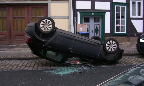 Das verunglückte Auto kam auf dem Dach zum Liegen.