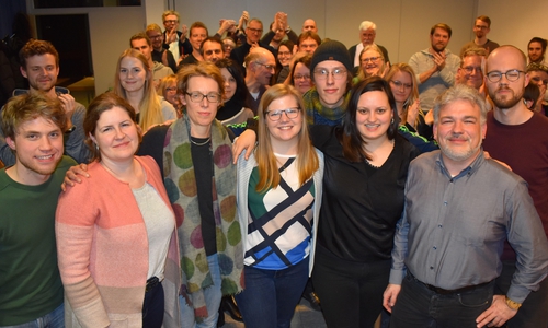 Im Vordergrunf von links: Dennis Zellman, Hanna Leister, Karen Oltersdorf, Lena Krause, Anton Hensky, Margaux Jeanne Erdmann, Kai Brunzel, Philip Ritzer.