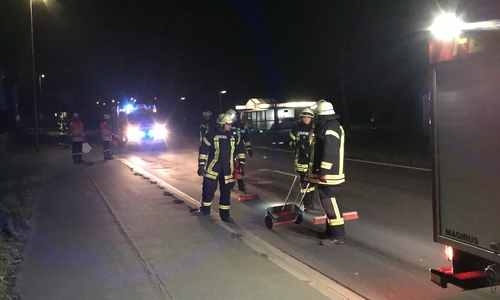 Die Feuerwehr deckt die vermeintliche Ölspur ab.
