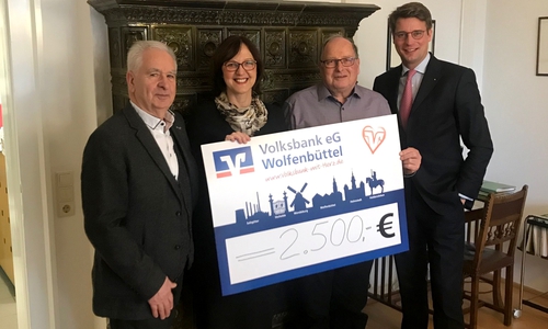 Von links: Klaus Maeder vom Förderverein Brunnentheater, Rechtsanwältin und Notarin Elke Pohl, Fördervereins-Vorsitzender Henry Walter und Rechtsanwalt und Notar Dr. jur. Philipp Sticherling bei der Spendenübergabe im Kanzleihaus an der Schöninger Straße.   