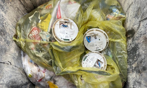 Jemand hatte die drei Rauchmelder in den Müll geworfen.