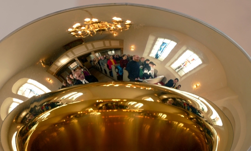 Die Festgemeinde im Spiegel der Tuba.