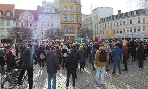 Mehrere hundert Personen waren gekommen.