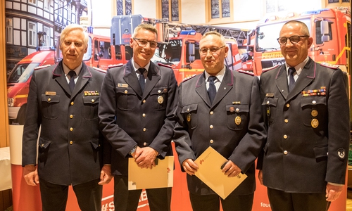 v.l.n.r.: Stellvertretender Kreisbrandmeister Andreas Hoppstack, Dirk Assmann, Michael Schreyer und Stadtbrandmeister Christian Hellmeier.