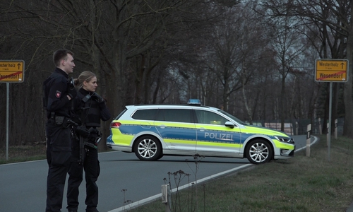 Die Polizisten waren mit Maschinengewehren bewaffnet.