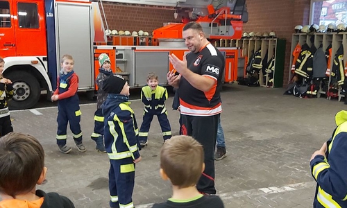 Sifu Lothar Kniebel zeigte den Kindern, wie man sich verteidigen kann.
