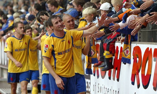 Gute Stimmung: Marco Grimm (vorne) und die Löwen klatschen mit den Fans ab. 