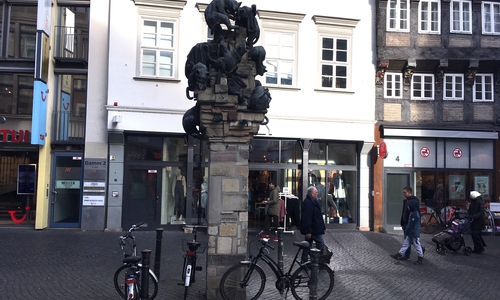 Die Katzenstele soll von Fahrrädern befreit werden. (Archivbild)