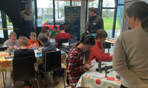 Die Kinder basteln konzentriert an ihren Teleskopen. 