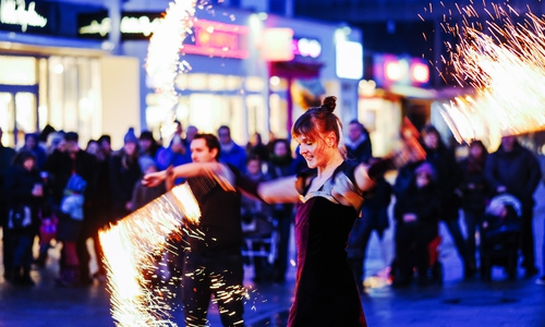 Die Feuerkünstler Anna Schwabe (Foto) und Michael van Santen sorgen für das Rahmenprogramm.