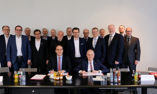 Gesellschafter der WiReGo bei der Unterzeichnung des neuen Finanzierungsvertrages.