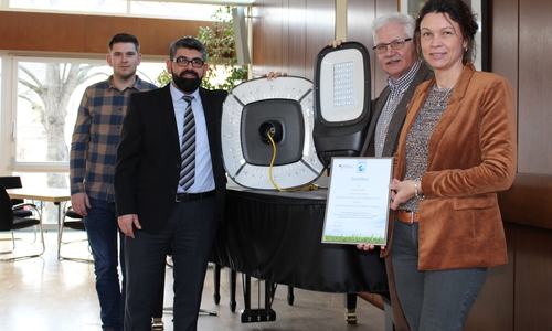 Von links bei der Präsentation der verbauten LED-Leuchtkörper: Lennard Miehe von der Avacon Netz GmbH, die Elmregia-Geschäftsführer Aygün Erarslan und Henry Bäsecke sowie Avacon-Kommunalreferentin Antje Klimek.