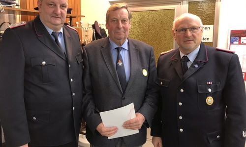 Von links: Ortsbrandmeister Thomas Niemann, Jubilar Hans-Hermann Achilles, Gemeindebrandmeister Hans-Friedrich Thiemann.